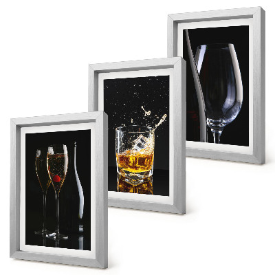Sada tří obrazů Sklenice vína a whisky na černém pozadí