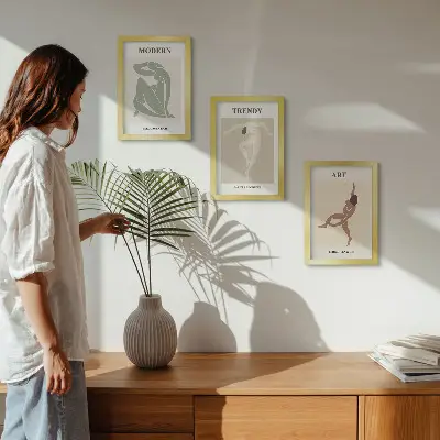 Sada tří obrazů stylové postavy v minimalistických odstínech