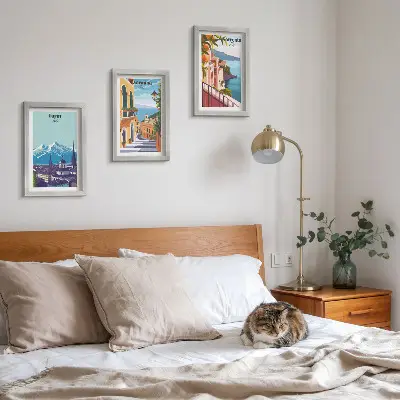 Sada obrazů na zeď s pestrobarevnými ilustracemi městských scenérií v retro stylu