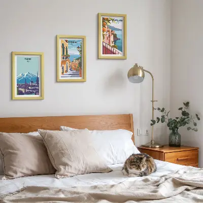 Sada obrazů na zeď s pestrobarevnými ilustracemi městských scenérií v retro stylu