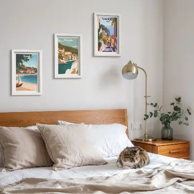 Vícedílný obraz v rámu stylové ilustrace s výhledem na přímořské město