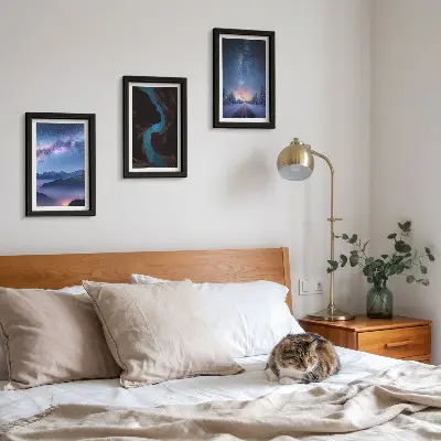 Sada tří obrazů noční obloha s horami, roklí a zimní krajinou
