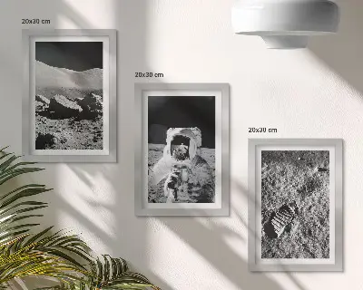 Vícedílný obraz v rámu fotografie Měsíce s astronautem a jeho otiskem