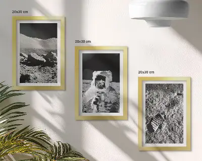 Vícedílný obraz v rámu fotografie Měsíce s astronautem a jeho otiskem