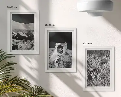 Vícedílný obraz v rámu fotografie Měsíce s astronautem a jeho otiskem