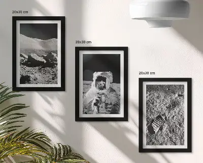 Vícedílný obraz v rámu fotografie Měsíce s astronautem a jeho otiskem