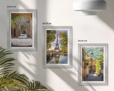 Sada tří obrazů s motivem krásných ulic, historické architektury a Eiffelovy věže