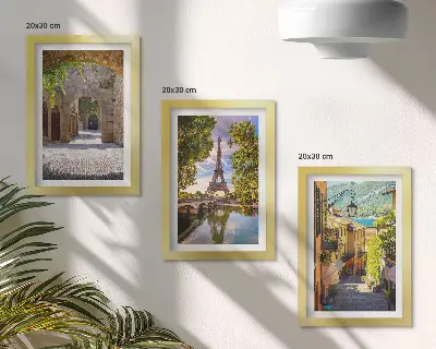 Sada tří obrazů s motivem krásných ulic, historické architektury a Eiffelovy věže