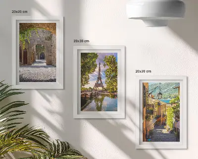 Sada tří obrazů s motivem krásných ulic, historické architektury a Eiffelovy věže