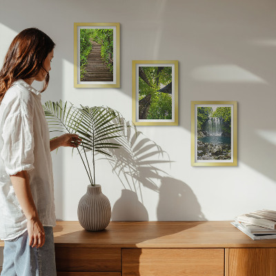 Sada tří obrazů Lesní cesta s vodopádem a zelenou vegetací
