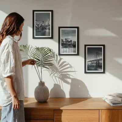 Vícedílný obraz v rámu mosty a městská architektura v odstínech šedé
