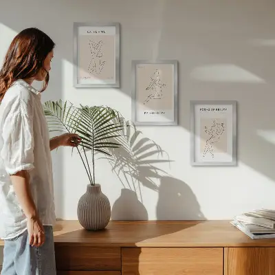 Sada obrazů na zeď s minimalistickými plakáty se siluetami žen