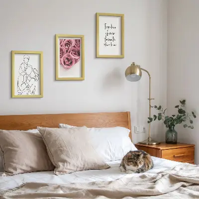 Sada obrazů na zeď s lineartem rodiny a růžových kytic s nápisem domů