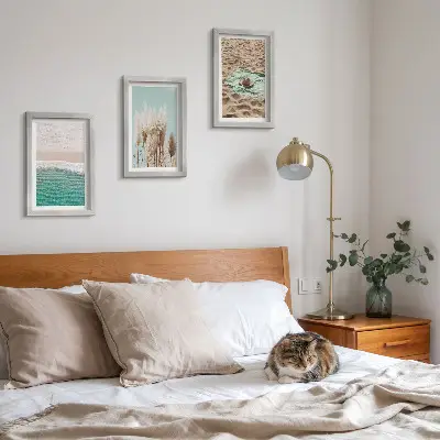 Sada tří obrazů s motivem pláže, vln, trávy, klobouku, písku a relaxační přírody