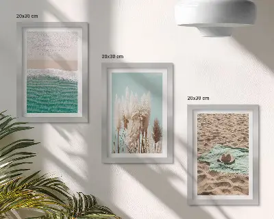 Sada tří obrazů s motivem pláže, vln, trávy, klobouku, písku a relaxační přírody