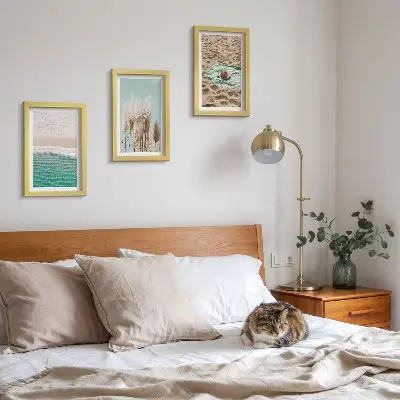 Sada tří obrazů s motivem pláže, vln, trávy, klobouku, písku a relaxační přírody