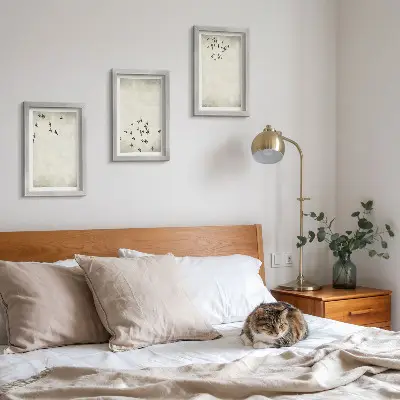 Sada tří obrazů minimalistický motiv letících ptáků