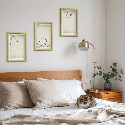 Sada tří obrazů minimalistický motiv letících ptáků