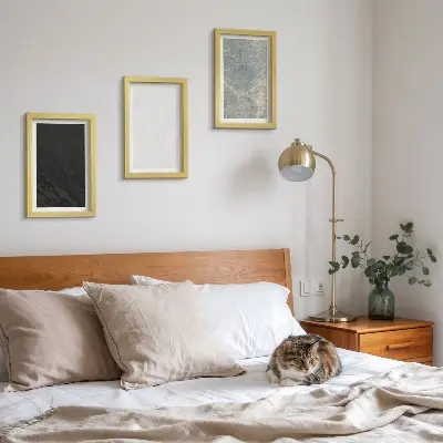 Vícedílný obraz v rámu elegantní kamenné stavby v různých barvách