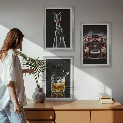 Sada obrazů do obývacího pokoje dámské nohy, růžové auto a whisky