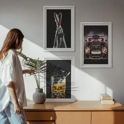 Sada obrazů do obývacího pokoje dámské nohy, růžové auto a whisky
