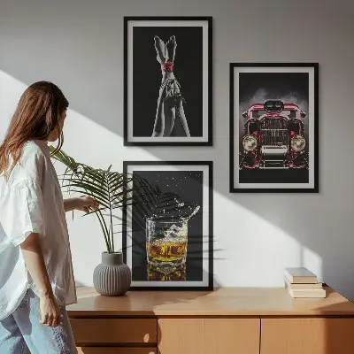 Sada obrazů do obývacího pokoje dámské nohy, růžové auto a whisky