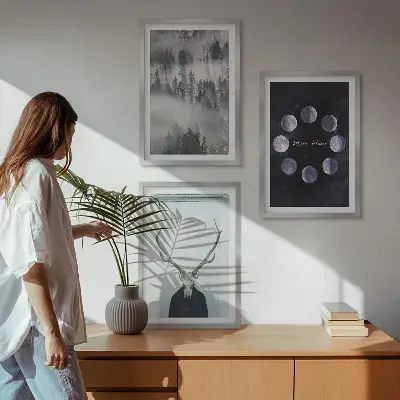 Sada 3 obrazů lesní krajina s mlhou, měsícem a jelení lebkou