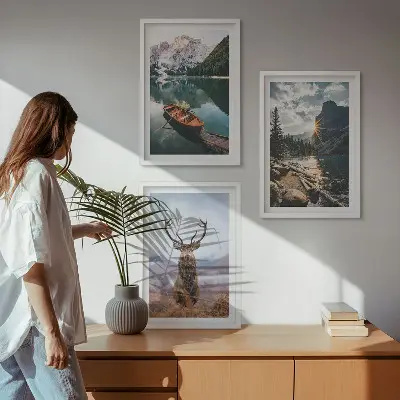 Sada obrazů do obývacího pokoje horské jezero s loďkou při západu slunce s jelenem