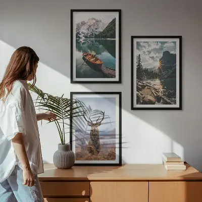 Sada obrazů do obývacího pokoje horské jezero s loďkou při západu slunce s jelenem
