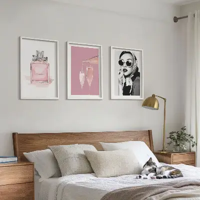 Sada obrazů do obývacího pokoje ve stylu růžových doplňků
