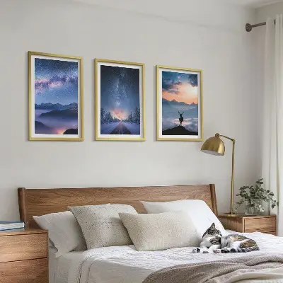 Sada obrazů do obývacího pokoje noční obloha s horami, mlhou a jelenem