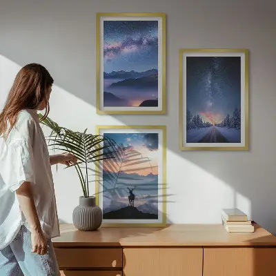 Sada obrazů do obývacího pokoje noční obloha s horami, mlhou a jelenem