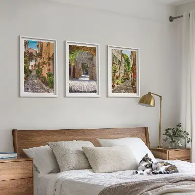Sada obrazů do obývacího pokoje italské ulice s květinami a architekturou