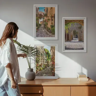 Sada obrazů do obývacího pokoje italské ulice s květinami a architekturou