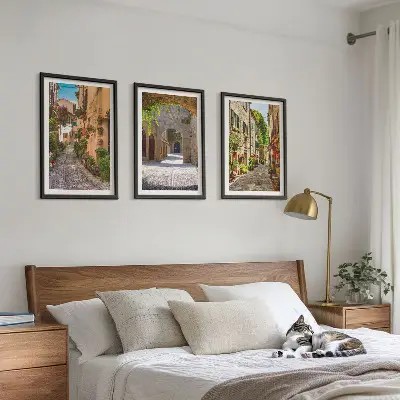 Sada obrazů do obývacího pokoje italské ulice s květinami a architekturou