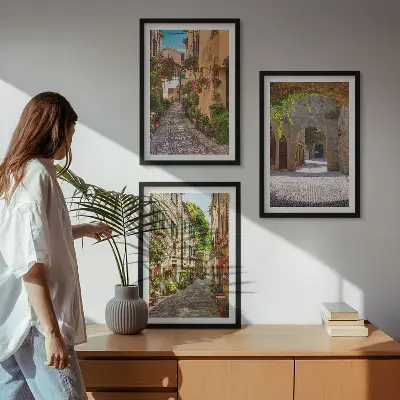 Sada obrazů do obývacího pokoje italské ulice s květinami a architekturou