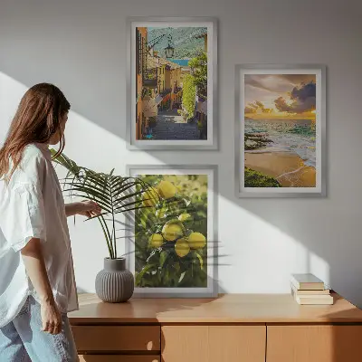 Sada obrazů do obývacího pokoje s motivem ulice, moře, pláže a citrusových stromů