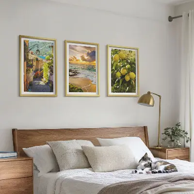 Sada obrazů do obývacího pokoje s motivem ulice, moře, pláže a citrusových stromů