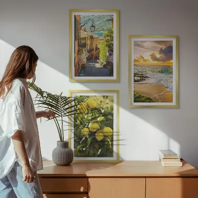 Sada obrazů do obývacího pokoje s motivem ulice, moře, pláže a citrusových stromů