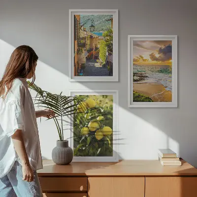 Sada obrazů do obývacího pokoje s motivem ulice, moře, pláže a citrusových stromů