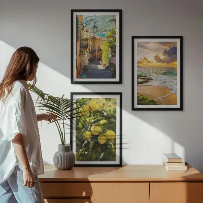 Sada obrazů do obývacího pokoje s motivem ulice, moře, pláže a citrusových stromů