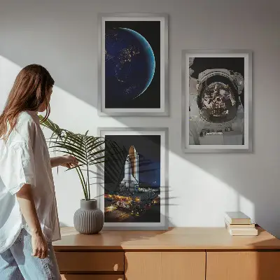 Sada 3 obrazů vesmírná Země s astronautem a raketou