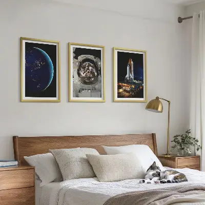 Sada 3 obrazů vesmírná Země s astronautem a raketou