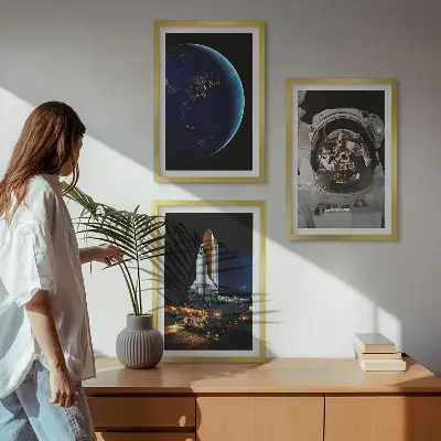 Sada 3 obrazů vesmírná Země s astronautem a raketou