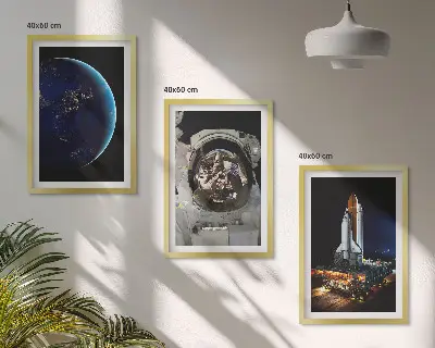 Sada 3 obrazů vesmírná Země s astronautem a raketou