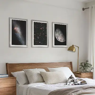 Kompozice obrazů na stěnu s motivem vesmírných galaxií, hvězd a měsíce