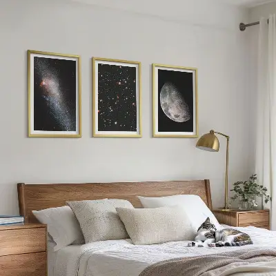 Kompozice obrazů na stěnu s motivem vesmírných galaxií, hvězd a měsíce