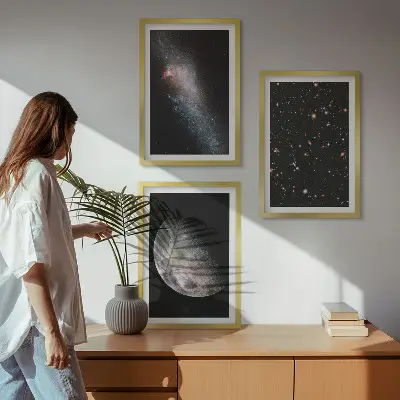 Kompozice obrazů na stěnu s motivem vesmírných galaxií, hvězd a měsíce