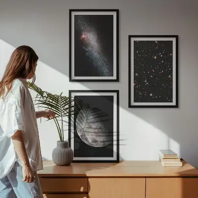 Kompozice obrazů na stěnu s motivem vesmírných galaxií, hvězd a měsíce