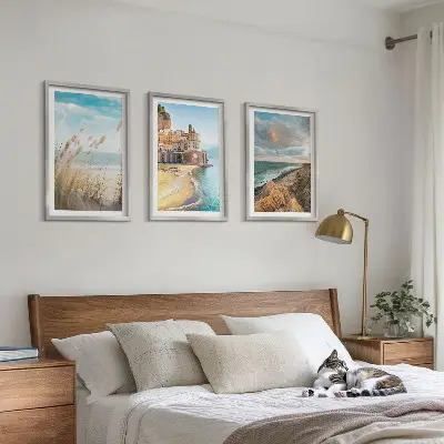 Sada 3 obrazů krajiny s pláží, útesy a městem